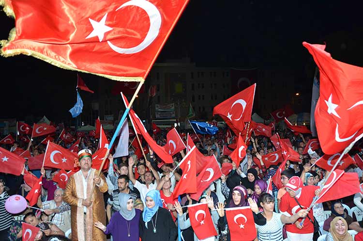 Vatandaşlar 17 gündür demokrasi nöbetinde