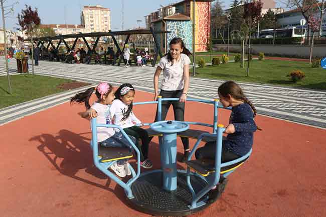 Eskişehir Odunpazarı Belediyesi tarafın Cumhuriyet’in 95’inci yılını taçlandırmak için yapılan Cumhuriyet Parkı ve Cumhuriyet Anıtı’na vatandaşların yoğun ilgisi devam ediyor. Havaların ısınmasını fırsat bilen vatandaşlar ve çocuklar adeta Cumhuriyet Parkı’na akın etti