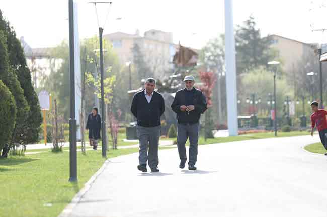 Eskişehir Odunpazarı Belediyesi tarafın Cumhuriyet’in 95’inci yılını taçlandırmak için yapılan Cumhuriyet Parkı ve Cumhuriyet Anıtı’na vatandaşların yoğun ilgisi devam ediyor. Havaların ısınmasını fırsat bilen vatandaşlar ve çocuklar adeta Cumhuriyet Parkı’na akın etti