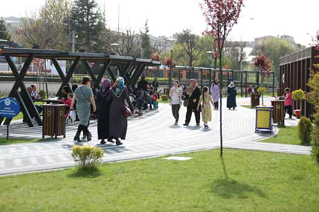 Eskişehir Odunpazarı Belediyesi tarafın Cumhuriyet’in 95’inci yılını taçlandırmak için yapılan Cumhuriyet Parkı ve Cumhuriyet Anıtı’na vatandaşların yoğun ilgisi devam ediyor. Havaların ısınmasını fırsat bilen vatandaşlar ve çocuklar adeta Cumhuriyet Parkı’na akın etti