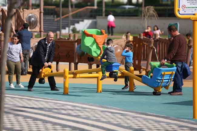  Gökmeydan ve Yenidoğan Mahalleleri’nin geçmişte böyle bir parka ve yeşil alana ihtiyacı olduğunu söyleyen mahalle sakinleri, kendileri için bu ihtiyaca cevap veren ve bir park yapan Odunpazarı Belediye Başkanı Kazım Kurt’a teşekkür etti