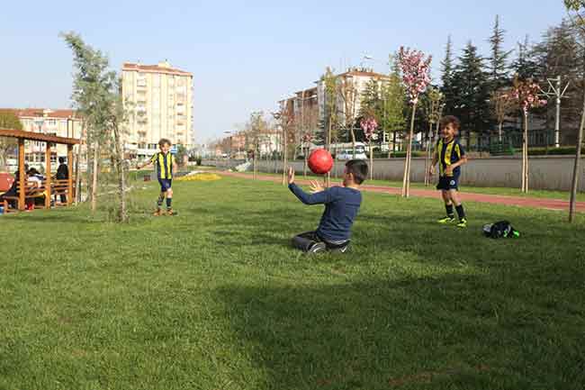 Eskişehir Odunpazarı Belediyesi tarafın Cumhuriyet’in 95’inci yılını taçlandırmak için yapılan Cumhuriyet Parkı ve Cumhuriyet Anıtı’na vatandaşların yoğun ilgisi devam ediyor. Havaların ısınmasını fırsat bilen vatandaşlar ve çocuklar adeta Cumhuriyet Parkı’na akın etti