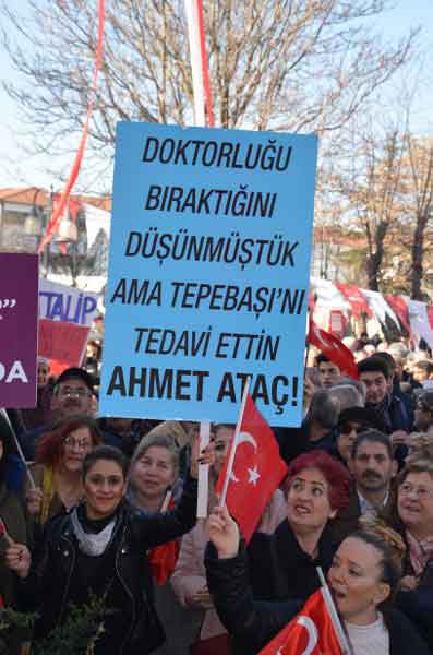 Tepebaşı Belediye Başkanı Ahmet Ataç’ın seçim iletişim merkezi açılış töreninde vatandaşların pankartları dikkat çekti.