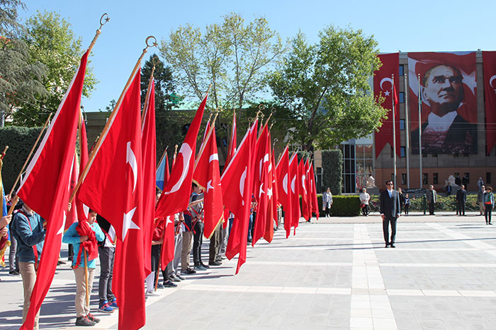 Eskişehir'de, 23 Nisan Ulusal Egemenlik ve Çocuk Bayramı dolayısıyla tören düzenlendi. 