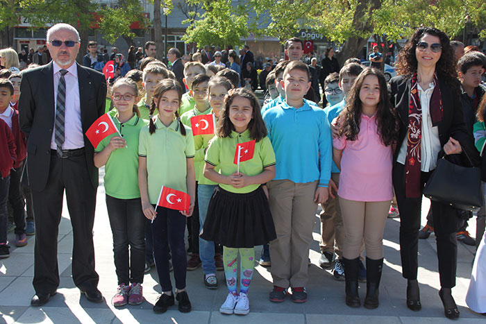 Eskişehir'de, 23 Nisan Ulusal Egemenlik ve Çocuk Bayramı dolayısıyla tören düzenlendi. 