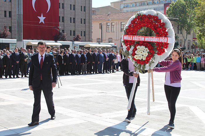 Eskişehir'de, 23 Nisan Ulusal Egemenlik ve Çocuk Bayramı dolayısıyla tören düzenlendi. 