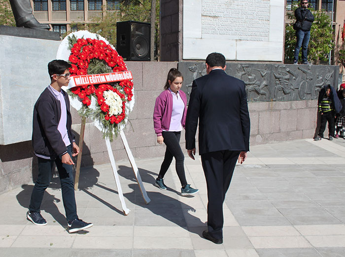 Eskişehir'de, 23 Nisan Ulusal Egemenlik ve Çocuk Bayramı dolayısıyla tören düzenlendi. 