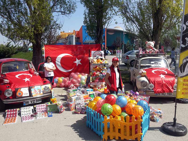 Vos26 Yardım gönüllüleri, 23 Nisan Ulusal Egemenlik ve Çocuk Bayramı etkinliği kapsamında "1000 çocuk 1000 gülücük" kampanyasının 2. etabı olan, bin oyuncak dağıtımını gerçekleştirdi. 