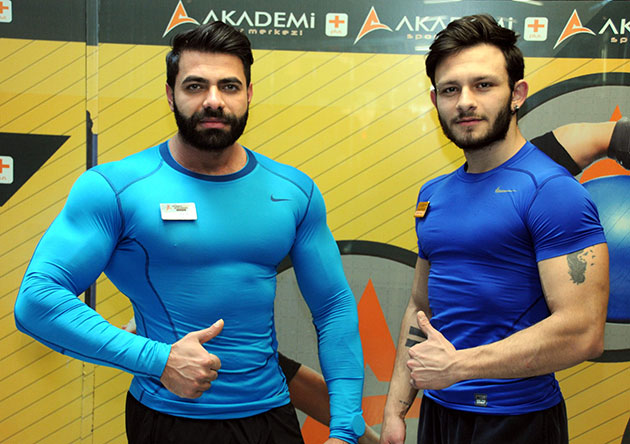 Vücut geliştirme ve fitness antrenörleri Okan Faydacı ve Mustafa Karaman, insanların spora başladıkları ilk günde yaptıkları hatalardan bahsederek, önemli tavsiyelerde bulundu. Antrenörler, spora başlayan kişilerin hemen kaslı vücut yapmak istediklerinden kapasiteleri dışında ağırlıkların altına girdiklerini söyledi.