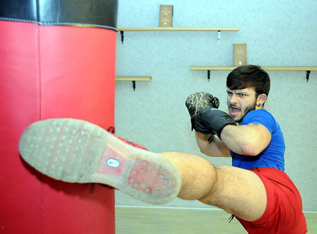 Vücut geliştirme ve fitness antrenörleri Okan Faydacı ve Mustafa Karaman, insanların spora başladıkları ilk günde yaptıkları hatalardan bahsederek, önemli tavsiyelerde bulundu. Antrenörler, spora başlayan kişilerin hemen kaslı vücut yapmak istediklerinden kapasiteleri dışında ağırlıkların altına girdiklerini söyledi.