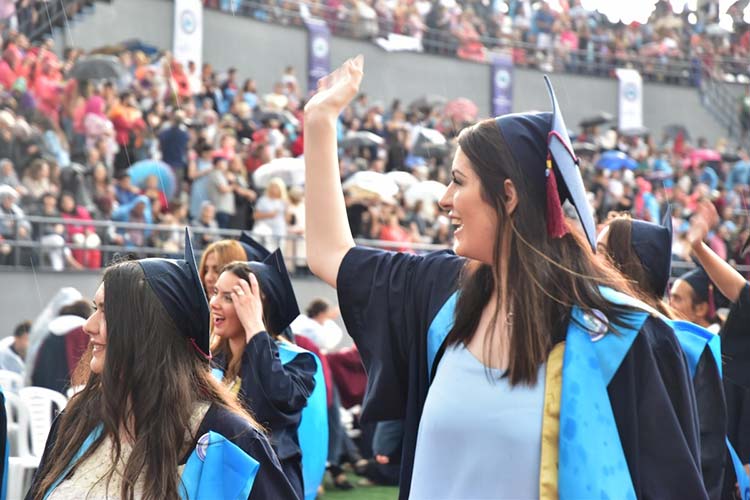 Eskişehir Osmangazi Üniversitesi (ESOGÜ) Fen Edebiyat, İktisadi ve İdari Bilimler, İlahiyat, Sanat ve Tasarım Fakülteleri ile Sağlık Hizmetleri Meslek Yüksekokulu ve Mahmudiye Atçılık Meslek Yüksekokulu 2018 yılı mezunlarını ESOGÜ Stadyumu’nda düzenlenen törenle verdi. Törene ESOGÜ Yönetimi ve öğretim üyelerinin yanı sıra ESOGÜ eski Rektörlerinden Prof. Dr. Fazıl Tekin de katıldı. 