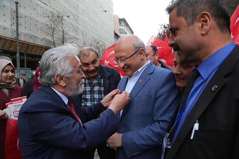 Eskişehir'de, halk oylamasına yönelik kampanyalarını aynı caddede beş metre arayla kurdukları çadırda yürüten farklı görüşteki siyasi partilerin milletvekilleri, vatandaşlara anayasa değişikliğine ilişkin görüşlerini aktarıyor.