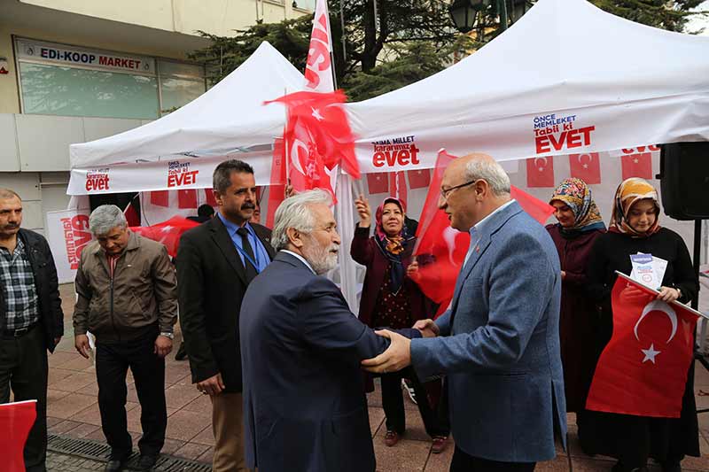 Eskişehir'de, halk oylamasına yönelik kampanyalarını aynı caddede beş metre arayla kurdukları çadırda yürüten farklı görüşteki siyasi partilerin milletvekilleri, vatandaşlara anayasa değişikliğine ilişkin görüşlerini aktarıyor.