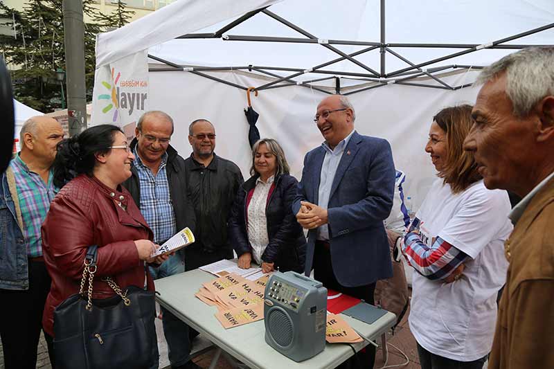 Eskişehir'de, halk oylamasına yönelik kampanyalarını aynı caddede beş metre arayla kurdukları çadırda yürüten farklı görüşteki siyasi partilerin milletvekilleri, vatandaşlara anayasa değişikliğine ilişkin görüşlerini aktarıyor.