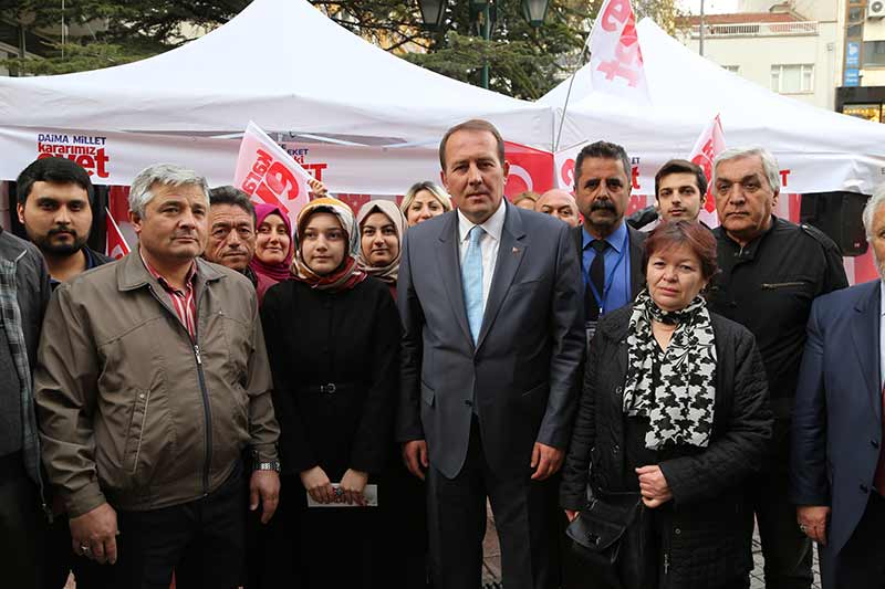 Eskişehir'de, halk oylamasına yönelik kampanyalarını aynı caddede beş metre arayla kurdukları çadırda yürüten farklı görüşteki siyasi partilerin milletvekilleri, vatandaşlara anayasa değişikliğine ilişkin görüşlerini aktarıyor.