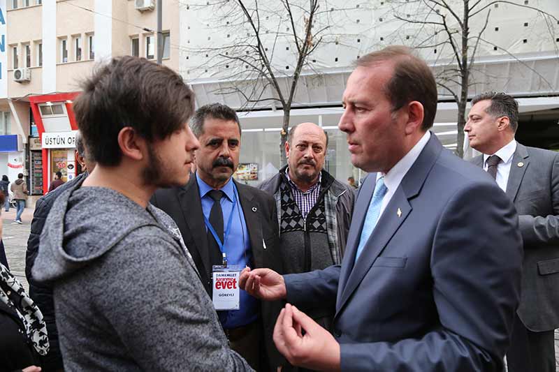 Eskişehir'de, halk oylamasına yönelik kampanyalarını aynı caddede beş metre arayla kurdukları çadırda yürüten farklı görüşteki siyasi partilerin milletvekilleri, vatandaşlara anayasa değişikliğine ilişkin görüşlerini aktarıyor.