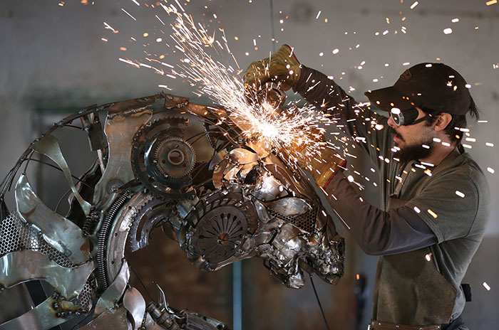 Metal at heykeli başta olmak üzere hurda malzemelerle yaptığı heykelleriyle adını duyuran Anadolu Üniversitesi (AÜ) Güzel Sanatlar Fakültesi Heykel Bölümü 3. sınıf öğrencisi Cem Özkan, hem iki eserini İstanbul Lütfi Kırdar Uluslararası Kongre ve Sergi Sarayı'nda sergilemekten hem de bazı sanayi tesislerinin hurdalıklarını kendisine ücretsiz açmasından mutluluk duyuyor.