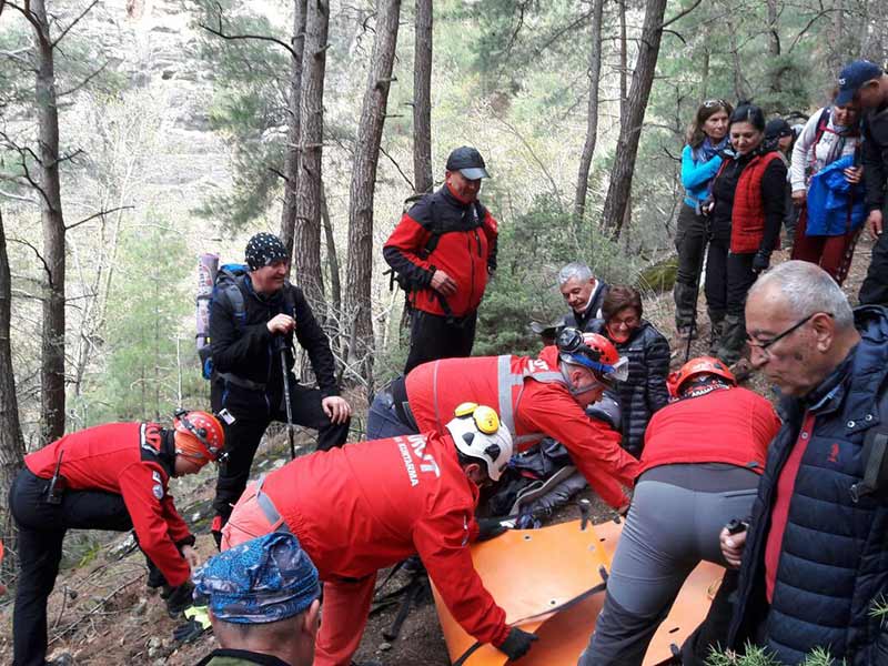 Eskişehir’in Mihalıççık ilçesinde dağda doğa yürüyüşü yaparken düşüp yaralanan kadını AKUT ekipleri kurtardı.