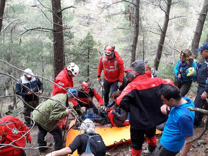 Eskişehir’in Mihalıççık ilçesinde dağda doğa yürüyüşü yaparken düşüp yaralanan kadını AKUT ekipleri kurtardı.