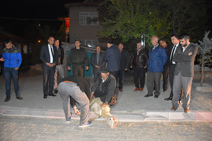 Hakkâri Yüksekova’da PKK'lı teröristlerce düzenlenen saldırıda yaralanarak gazi olan Afyonkarahisarlı sözleşmeli piyade er Murat Çetinkaya, taburcu edildikten sonra döndüğü baba evinde kurban kesilerek ve sevinç gözyaşları ile karşılandı. 