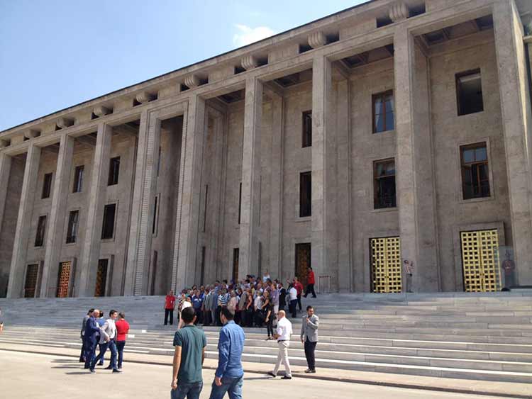 Bir grup Eskişehirli Tepebaşı Belediyesi öncülüğünde, Cuma akşamki darbe girişimi sırasında bombalanan TBMM’yi ve vekilleri ziyaret etti.