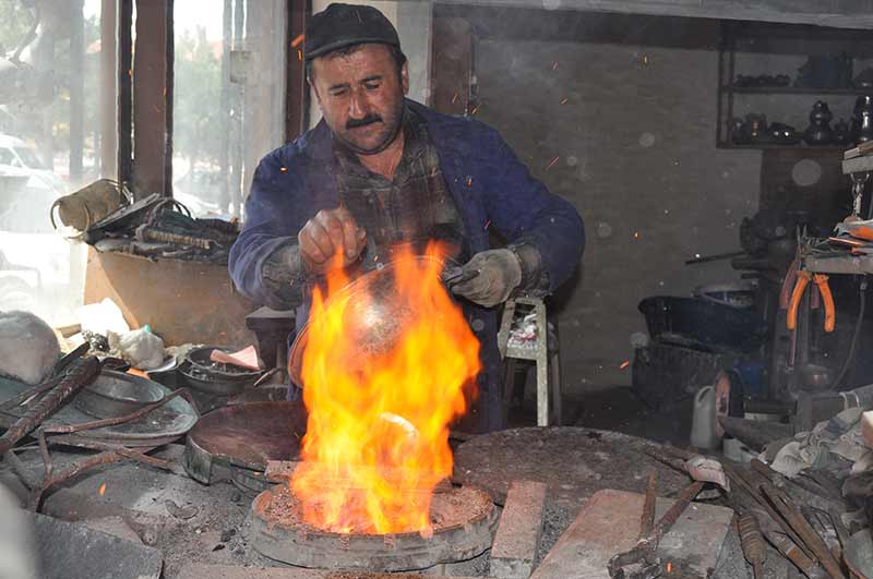 Gelişen teknoloji mutfakların ve çeyiz sandıklarının vazgeçilmezi olan bakır eşyalara olan ilgiyi azaltırken, yaklaşık yarım asırdır kalaycılık yapan Eskişehirli Ramazan Kalay mesleği yaşatmak için direniyor.