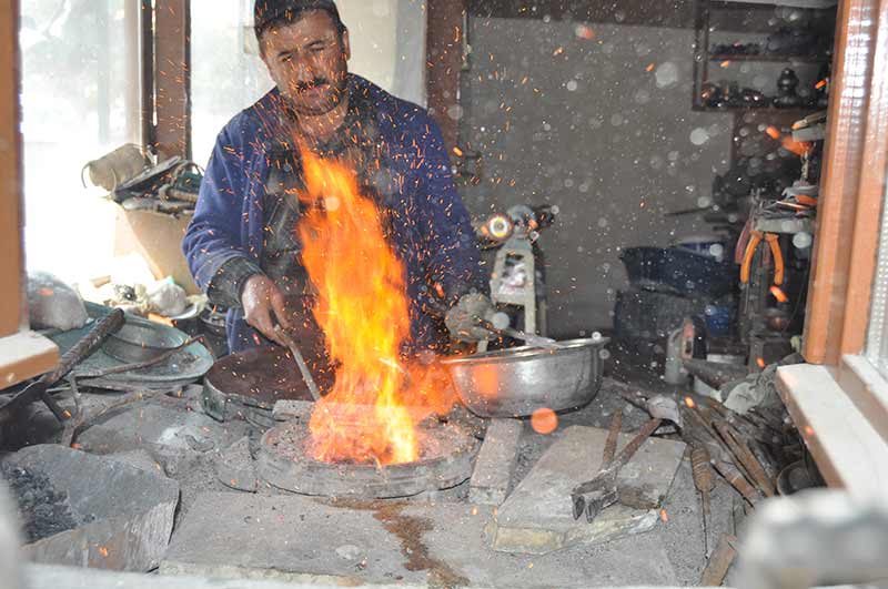 Gelişen teknoloji mutfakların ve çeyiz sandıklarının vazgeçilmezi olan bakır eşyalara olan ilgiyi azaltırken, yaklaşık yarım asırdır kalaycılık yapan Eskişehirli Ramazan Kalay mesleği yaşatmak için direniyor.