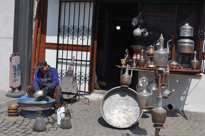 Gelişen teknoloji mutfakların ve çeyiz sandıklarının vazgeçilmezi olan bakır eşyalara olan ilgiyi azaltırken, yaklaşık yarım asırdır kalaycılık yapan Eskişehirli Ramazan Kalay mesleği yaşatmak için direniyor.