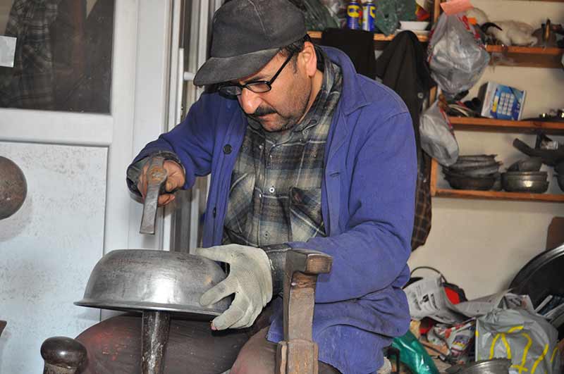 Gelişen teknoloji mutfakların ve çeyiz sandıklarının vazgeçilmezi olan bakır eşyalara olan ilgiyi azaltırken, yaklaşık yarım asırdır kalaycılık yapan Eskişehirli Ramazan Kalay mesleği yaşatmak için direniyor.