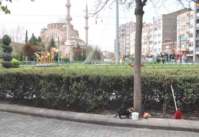 Sokağa çıkma kısıtlmasından önce yoğun olan Eskişehir'in bazı cadde ve sokakları...