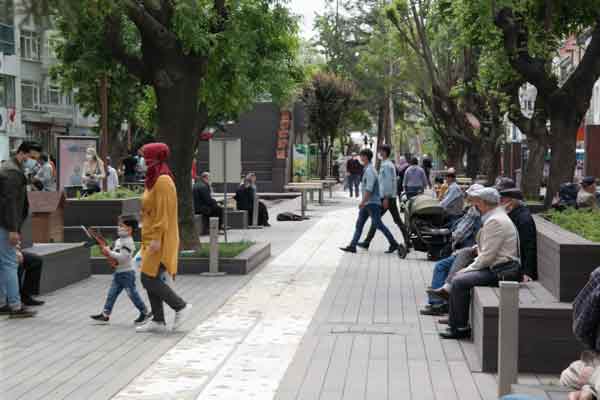 Tam kapanma sonrası dışarı çıkabildiği için kendini iyi hissettiğini dile getiren bir vatandaş, “17-18 günlük hasreti giderdik. Arkadaşlarımıza selam olsun. İyiyiz, şükür sağlığımız da yerinde. Kısıtlamada çok sıkılmıştık. Emekliyiz, bir iş yapmıyoruz. Buraya geliyoruz çay içiyoruz, ihtiyaçlarımızı karşılıyoruz, tekrar evimize kapanıyoruz” sözlerini kullandı.