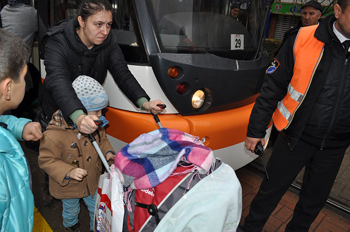 Eskişehir’de, girilmesi yasak olan yoldan karşıya geçmeye çalışan 45 yaşlarında bir kadın tramvay çarpması sonucu yaralandı. 