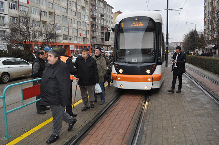 Eskişehir’de, girilmesi yasak olan yoldan karşıya geçmeye çalışan 45 yaşlarında bir kadın tramvay çarpması sonucu yaralandı. 