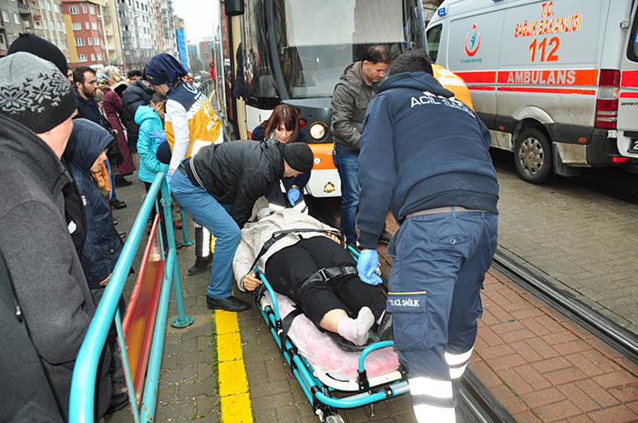 Eskişehir’de, girilmesi yasak olan yoldan karşıya geçmeye çalışan 45 yaşlarında bir kadın tramvay çarpması sonucu yaralandı. 