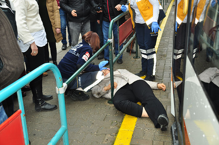 Eskişehir’de, girilmesi yasak olan yoldan karşıya geçmeye çalışan 45 yaşlarında bir kadın tramvay çarpması sonucu yaralandı. 