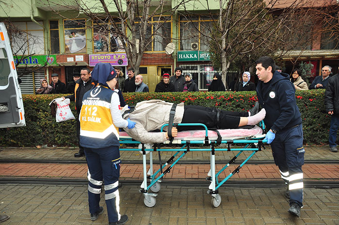 Eskişehir’de, girilmesi yasak olan yoldan karşıya geçmeye çalışan 45 yaşlarında bir kadın tramvay çarpması sonucu yaralandı. 