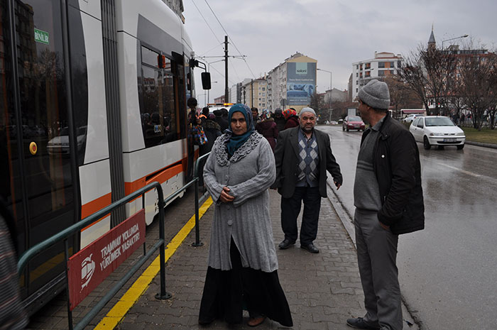 Eskişehir’de, girilmesi yasak olan yoldan karşıya geçmeye çalışan 45 yaşlarında bir kadın tramvay çarpması sonucu yaralandı. 