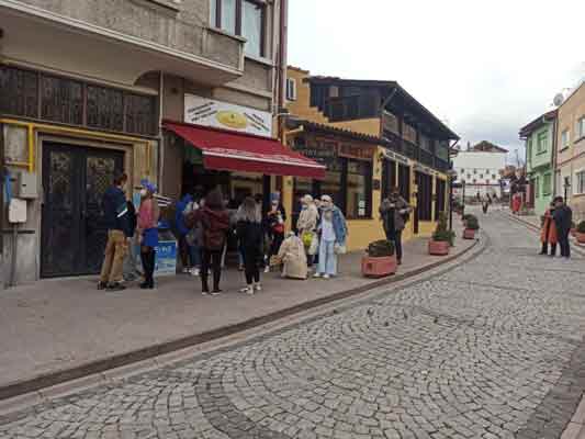 Eskişehir'e hep beğendiğini ve uzun süredir gelmek istediğini söyleyen Öznur Mercan, yaşadığı şehrin aksine Eskişehir'in çok sakin oluşunun onu etkilediğini belirtti. Müze, kütüphane gibi yerleri ziyaret edemediği için üzgün olduğunu aktaran Mercan, “Eskişehir'e zaten hep gelmek istiyordum. Çok beğendiğim bir şehir, sessiz, sakin, doğayla iç içe. Ben İstanbul'dan geliyorum, orası çok kalabalık bir şehir biliyorsunuz, ama burası öyle değil. Sokağa çıkma yasağının tek bir artısı var o da, sokakların boş kalması ve rahatça gezebilmemiz, onun dışında müzeler, kütüphaneler ve restoranlar kapalı oralarda da vakit geçirmeyi çok isterdim” ifadelerine yer verdi.