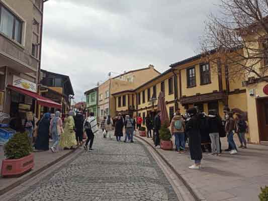 Eskişehir'e ilk defa geldiğini ve çok beğendiğini belirten Asiye Çakır şehri çok beğendiğini dile getirdi. Tarihi sokaklarda bol bol fotoğraf çektiren Çakır, “İlk kez geliyorum, çok beğendim. Bu kadar ilgi duyacağımı tahmin etmemiştim...