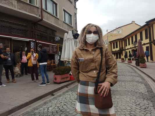 ...Gerçekten burada tarih yatıyor. Gelişimiz sokağa çıkma yasağına denk geldi tabii bir yerlerde oturup bu tarihi hava eşliğinde çay içmeyi çok isterdim ama böyle de çok güzel. Çok temiz bir şehir, esnafı çok sıcakkanlı” diye konuşarak şehirle ilgili düşüncelerini dile getirdi.