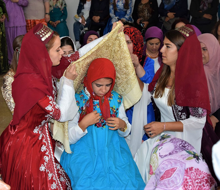 Bilecik Yaşayan Şehir Müzesi tarafından hayata geçirilen "Yaşayan Şehir Canlanıyor" projesi kapsamında düzenlenen geleneksel kına merasimi ziyaretçileri mest etti. 