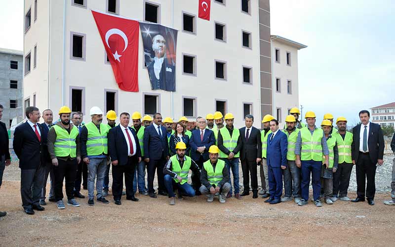 Kültür ve Turizm Bakanı Prof. Dr. Nabi Avcı’nın Beylikova ilçesi ziyaretine eşlik eden AK Parti Eskişehir Milletvekili Prof. Dr. Emine Nur Günay, yurt inşaatında görüp kucağına aldığı Golden cinsi ‘Fıstık’ isimli yavru köpeği dakikalarca sevdi. 