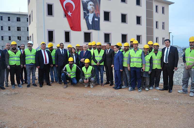 Kültür ve Turizm Bakanı Prof. Dr. Nabi Avcı’nın Beylikova ilçesi ziyaretine eşlik eden AK Parti Eskişehir Milletvekili Prof. Dr. Emine Nur Günay, yurt inşaatında görüp kucağına aldığı Golden cinsi ‘Fıstık’ isimli yavru köpeği dakikalarca sevdi. 