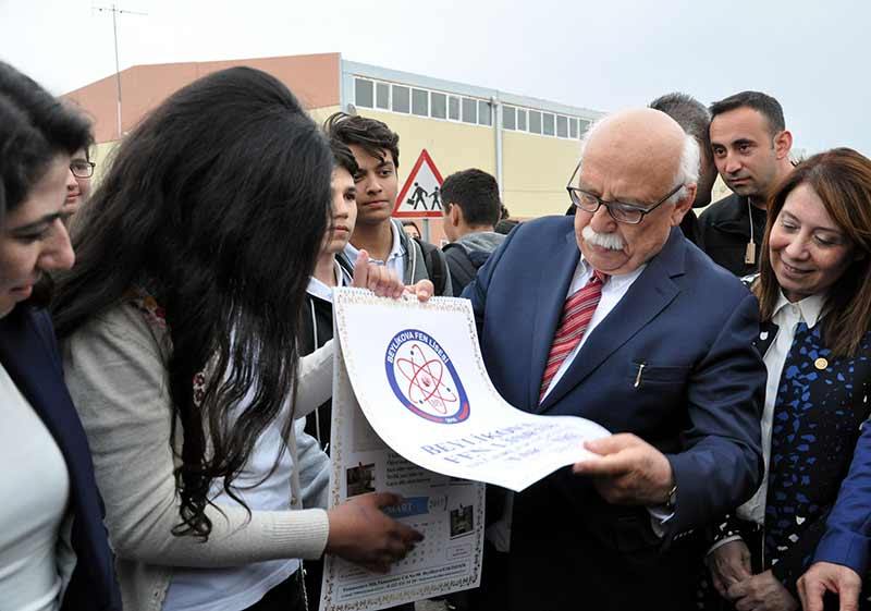 Kültür ve Turizm Bakanı Prof. Dr. Nabi Avcı’nın Beylikova ilçesi ziyaretine eşlik eden AK Parti Eskişehir Milletvekili Prof. Dr. Emine Nur Günay, yurt inşaatında görüp kucağına aldığı Golden cinsi ‘Fıstık’ isimli yavru köpeği dakikalarca sevdi. 