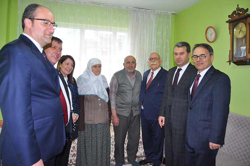 Kültür ve Turizm Bakanı Prof. Dr. Nabi Avcı’nın Beylikova ilçesi ziyaretine eşlik eden AK Parti Eskişehir Milletvekili Prof. Dr. Emine Nur Günay, yurt inşaatında görüp kucağına aldığı Golden cinsi ‘Fıstık’ isimli yavru köpeği dakikalarca sevdi. 