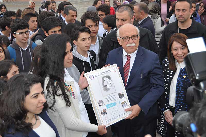 Kültür ve Turizm Bakanı Prof. Dr. Nabi Avcı’nın Beylikova ilçesi ziyaretine eşlik eden AK Parti Eskişehir Milletvekili Prof. Dr. Emine Nur Günay, yurt inşaatında görüp kucağına aldığı Golden cinsi ‘Fıstık’ isimli yavru köpeği dakikalarca sevdi. 