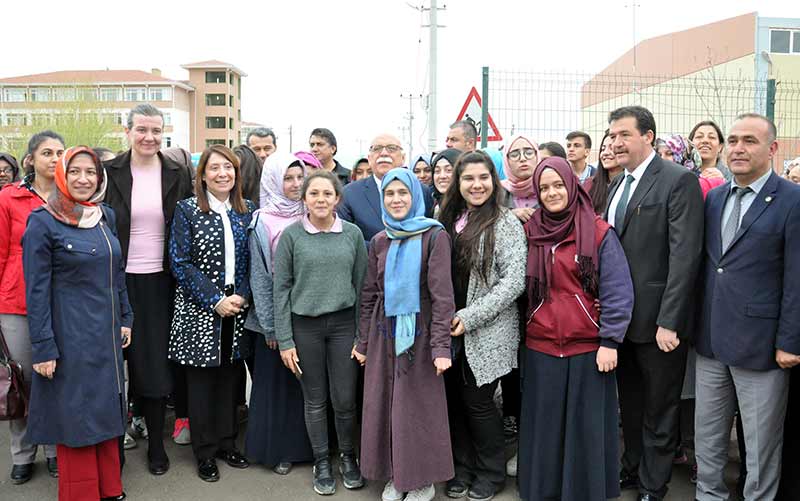 Kültür ve Turizm Bakanı Prof. Dr. Nabi Avcı’nın Beylikova ilçesi ziyaretine eşlik eden AK Parti Eskişehir Milletvekili Prof. Dr. Emine Nur Günay, yurt inşaatında görüp kucağına aldığı Golden cinsi ‘Fıstık’ isimli yavru köpeği dakikalarca sevdi. 