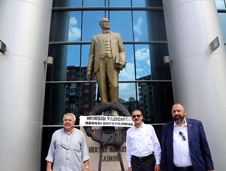 Eskişehir'de, eski BBP Genel Başkanı Muhsin Yazıcıoğlu ile 5 kişinin hayatını kaybettiği helikopter kazasına ilişkin soruşturmada, Kahramanmaraş Cumhuriyet Başsavcılığının takipsizlik kararı verilmesini protesto eden partililer, adliye önüne siyah çelenk bıraktı.