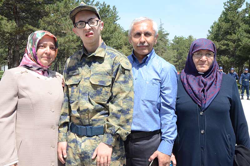 Eskişehir 1. Ana Jet Üs Komutanlığına gelen engelli vatandaşlar, yeminlerini ederek bir günlük askerlik yaptılar.