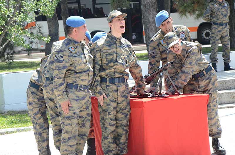 Eskişehir 1. Ana Jet Üs Komutanlığına gelen engelli vatandaşlar, yeminlerini ederek bir günlük askerlik yaptılar.